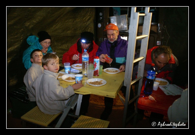 083 Bien emmitouffles pour le souper a l abri du vent et de la pluie